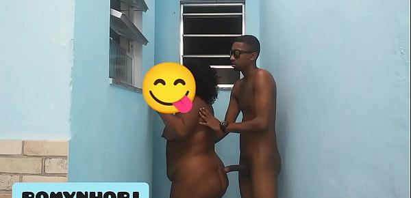  FUI VISITAR MINHA AMIGA ACABEI FUDENDO GOSTOSO COM ELA NO QUINTAL ESCONDIDO